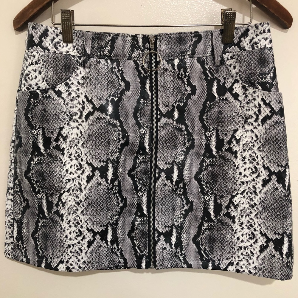 Beautiful Snake Print front zip up with metal ring side pocket Mini Skirt size L